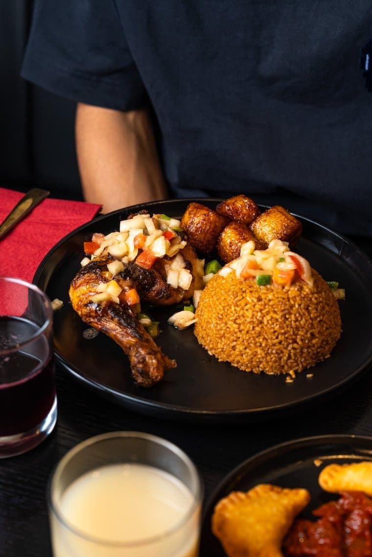 Assiette de thieb rouge, poulet grillé et son verre de gingembre