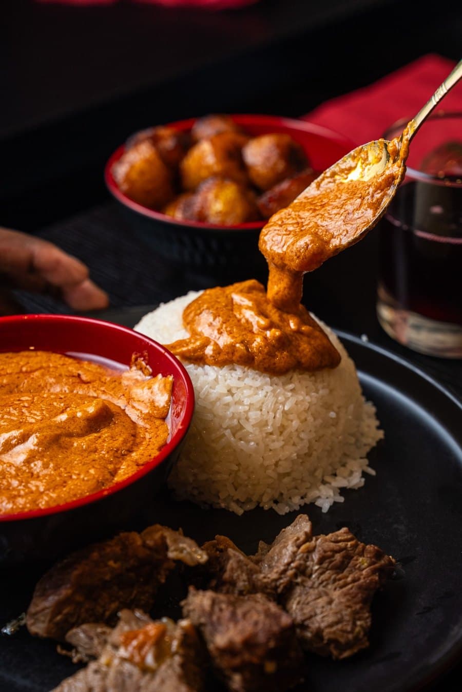 Mafé Boudou : la sauce à l'arachide versée sur le riz, servie avec du bœuf